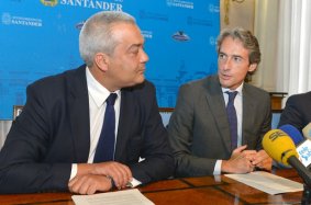 Víctor Calvo Sotelo, a la izquierda, e Íñigo de la Serna, durante su intervención tras la firma del acuerdo